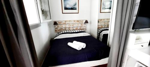 une petite chambre avec un lit dans une pièce dans l'établissement LE MAZET DU SOLEIL D'OR à 300m plage Nartelle, à Sainte-Maxime