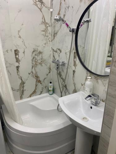 Vonios kambarys apgyvendinimo įstaigoje Stop here