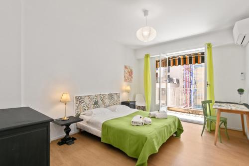 a bedroom with a bed with two towels on it at Suite de Dijon FSHH in Nice