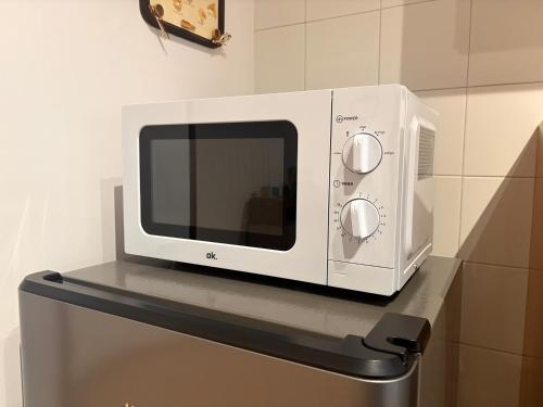 a white microwave sitting on top of a refrigerator at Dalla Bibi in Quarto Inferiore