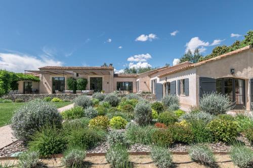 une maison avec un jardin devant dans l'établissement Mas Glamour, à Saint-Rémy-de-Provence