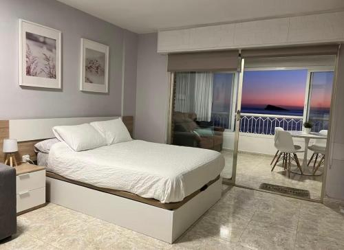 ein Schlafzimmer mit Bett und ein Wohnzimmer in der Unterkunft Torre principado 10 in Benidorm