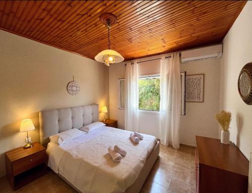 a bedroom with a bed with two stuffed animals on it at Privilegio apartment in Episkopianá