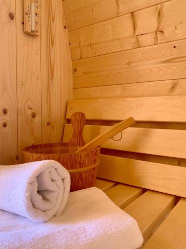 Cette chambre comprend un lit dans une cabane en bois. dans l'établissement Céüse lodges & spa, à Sigoyer