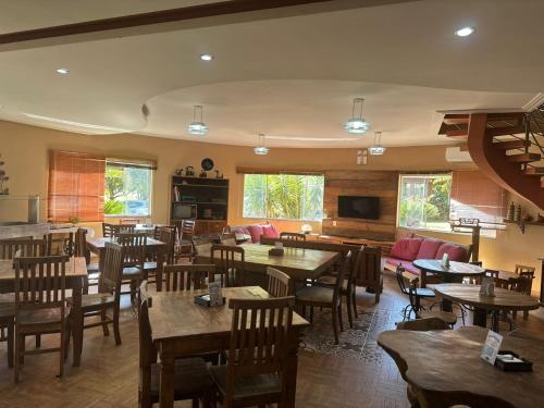 a restaurant with tables and chairs in a room at La Palma Hotel Fazenda in Indaiatuba