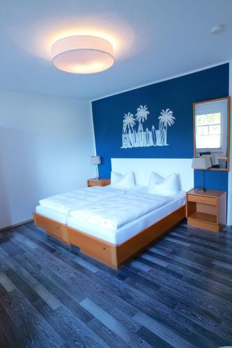 Кровать или кровати в номере Hotel & Restaurant Am Bodden