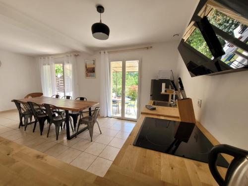 une cuisine et une salle à manger avec une table et des chaises dans l'établissement Maison au cœur des Ocres du Luberon, à Villars