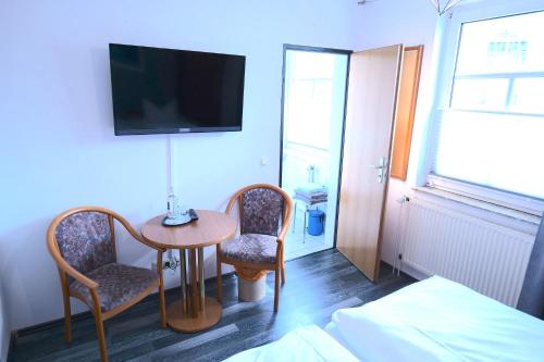 Телевизор и/или развлекательный центр в Hotel & Restaurant Am Bodden