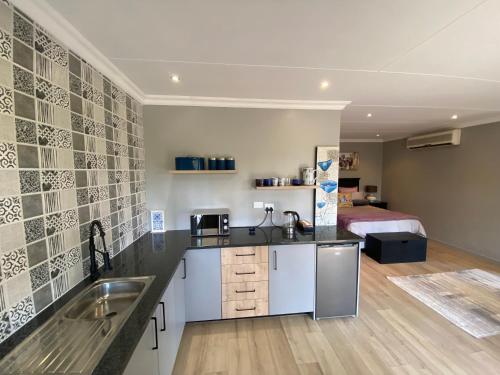 Dapur atau dapur kecil di Baobab Guesthouse