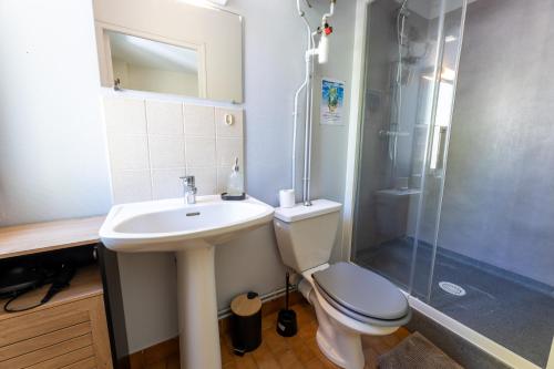 une salle de bain avec toilettes, lavabo et douche dans l'établissement Studio proche centre et gare, à Parthenay