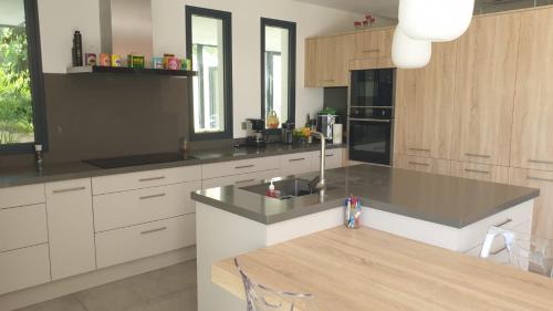 une cuisine avec des armoires blanches et un comptoir noir dans l'établissement Villa moderne avec jacuzzi, piscine et vue, à Séguret