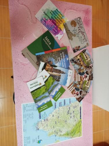 a pile of pins on top of a table at Apartman SIRENA in Pićan