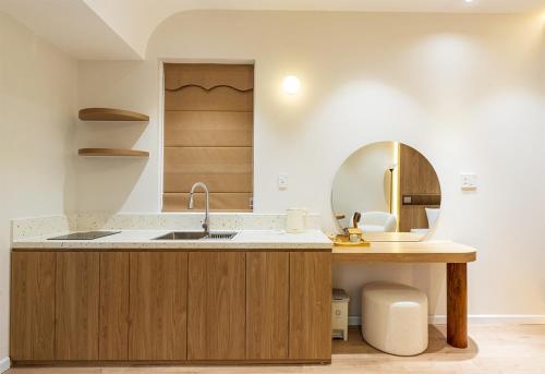a kitchen with a sink and a mirror at Meraki Villa Đà Lạt in Khu Chi Lăng