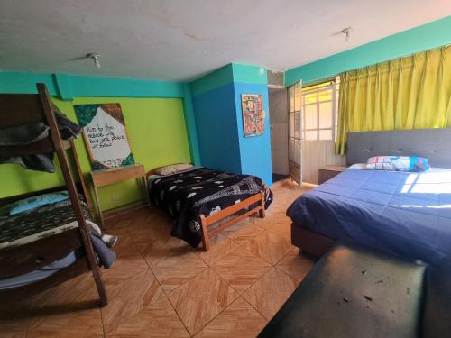un dormitorio con dos camas y una litera en IG Suites & Apartment, en Cusco