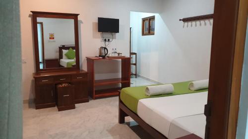 a living room with a bed and a mirror at Enara Luxury Stay in Katugastota