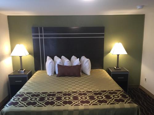 a hotel room with a bed with two lamps at Wildwood Inn Hotel Travelodge Beach & Boardwalk in Wildwood