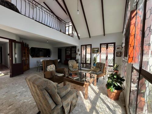 a living room with chairs and a table at El Pueblito in Cochabamba