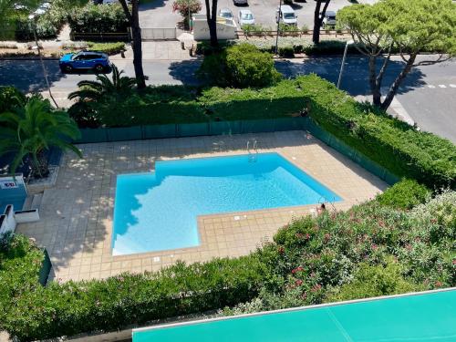une vue aérienne d'une piscine dans un jardin dans l'établissement PGH N23 - Golf, Piscine, Grande terrasse, Parking, à La Grande Motte