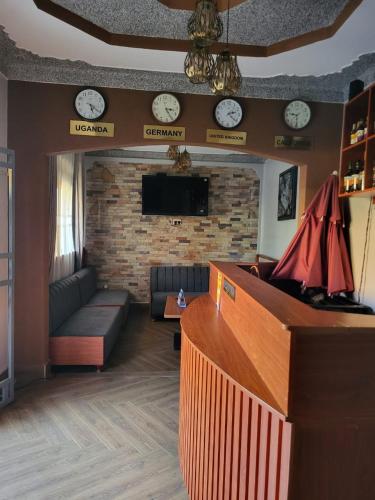 Una televisión o centro de entretenimiento en Greena Royal Suites