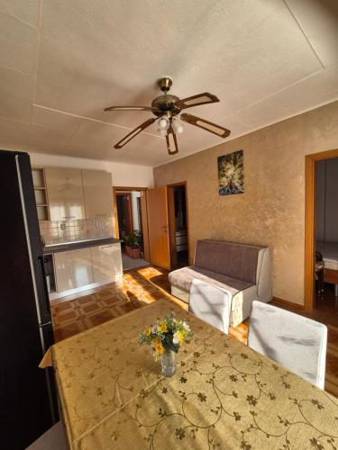 a living room with a table and a ceiling fan at Apartmens Špiko 2 in Hvar