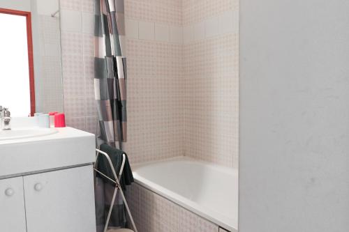 une salle de bain avec une baignoire et un lavabo dans l'établissement Marelia by POM, pkg, logia, au Cap d'Agde