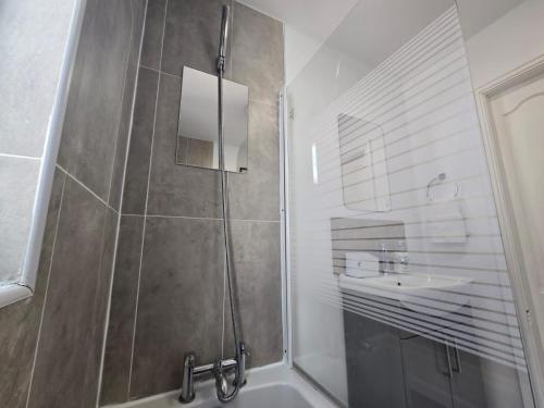 łazienka z prysznicem i umywalką w obiekcie Room 1 Shared house in Kensington w Liverpoolu