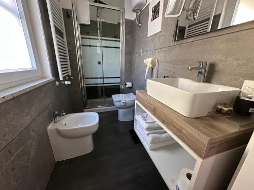 łazienka z umywalką i toaletą w obiekcie Zeta Rooms w mieście Caserta