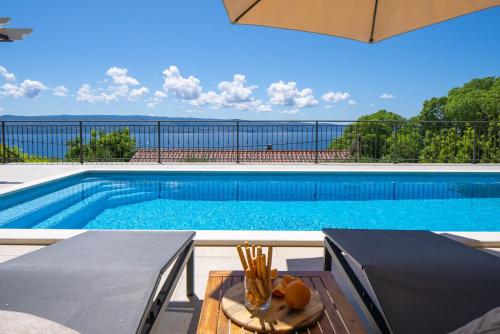 Πισίνα στο ή κοντά στο VILLA B2B with heated pool and panoramic sea views