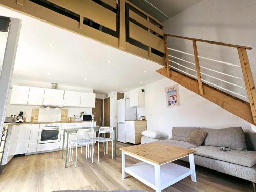 un salon avec un canapé et une table dans l'établissement Les 4 Mas, à Bormes-les-Mimosas