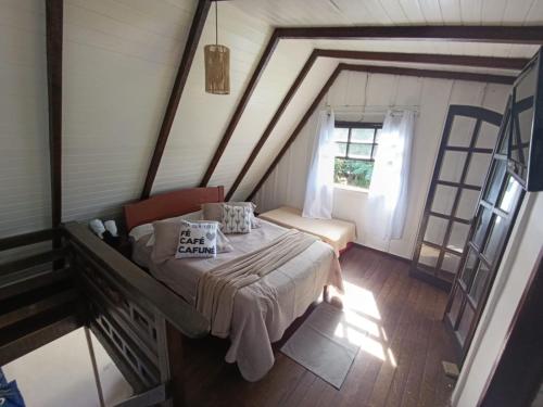 a bedroom with a bed in a attic at Pousada e Restaurante Dona Siroba in Morretes