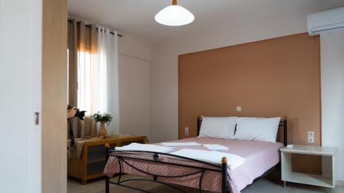 a person taking a picture of a bed in a room at Sina Family in Piskopianon
