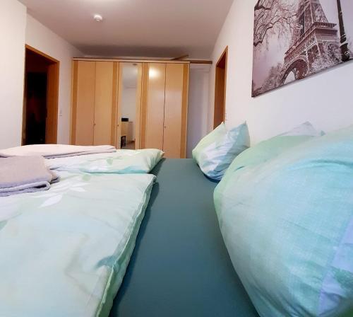 En eller flere senge i et værelse på Großzügige, komfortable Wohnung