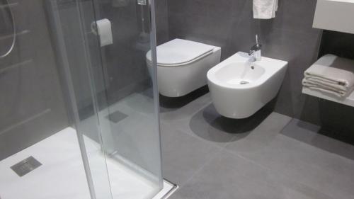 une salle de bain avec toilettes et lavabo dans l'établissement Lujosa habitación en lo mas céntrico de la ciudad, à Bilbao