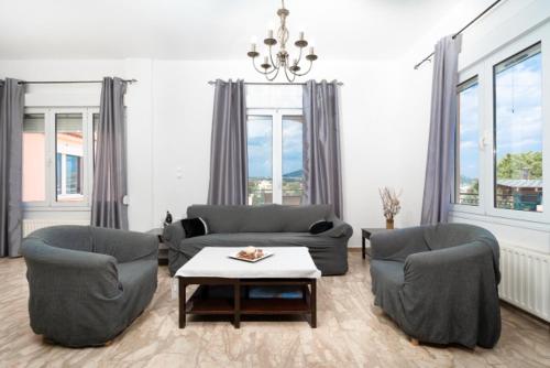 Χώρος καθιστικού στο Spacious house with seaview