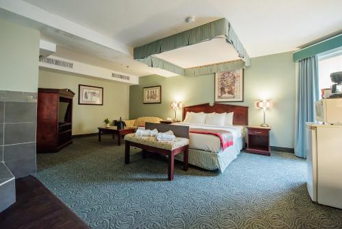 En eller flere senger på et rom på Harrison Lake Hotel