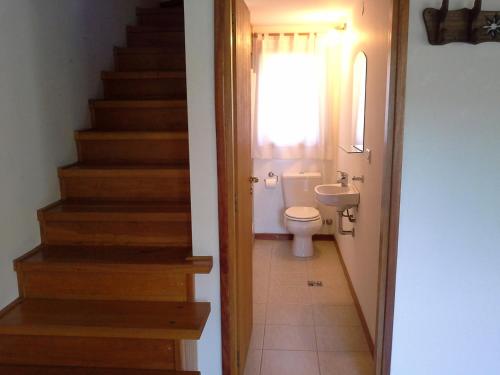 a bathroom with a staircase and a toilet and a stair case at Las Cuatro Estaciones in San Martín de los Andes