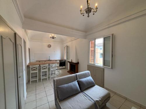 un salon avec un canapé et une cuisine dans l'établissement Rêve de Vacances Insolite Palais Lascaris Vue Montagne et Village Médiéval, à Castellar