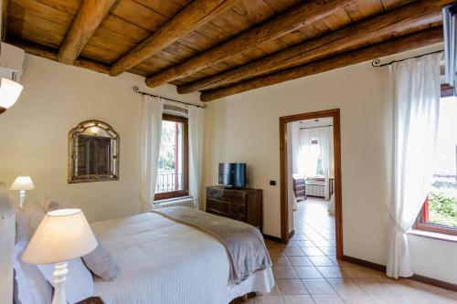 sypialnia z białym łóżkiem i oknem w obiekcie Agriturismo Antica Dimora Del Turco w mieście Sona