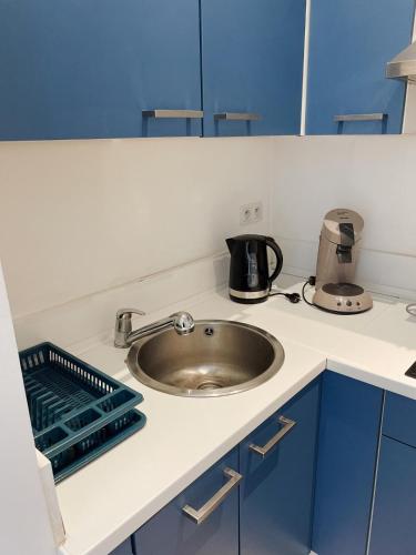 un comptoir de cuisine avec un évier et un mitigeur dans l'établissement Charmant studio près de l'aéroport & parking, à Nice