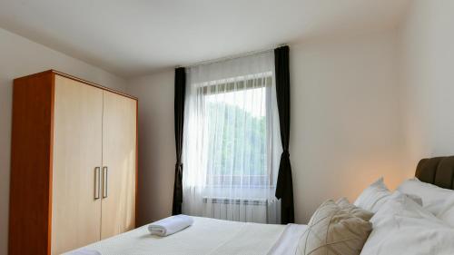 a bedroom with a bed and a window at Pansion Villa Cancar in Grabovac