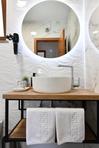 a bathroom with a sink and a mirror at Pansion Villa Cancar in Grabovac