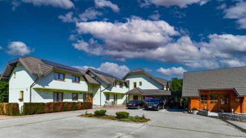 a row of houses with cars parked in a driveway at Pansion Villa Cancar in Grabovac