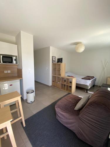 Cette chambre comprend un lit, un bureau et une cuisine. dans l'établissement Appartement avec Balcon Immeuble Standing, à Lyon