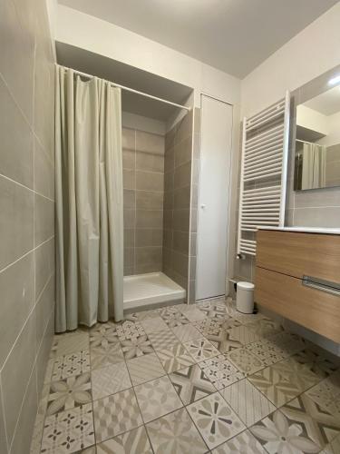 une salle de bain avec une douche, des toilettes et un lavabo dans l'établissement Appartement avec Balcon Immeuble Standing, à Lyon