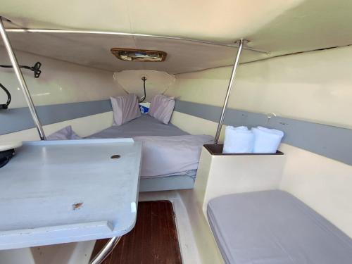 een klein bed achterin een boot bij Love Boat Hostel in Lissabon