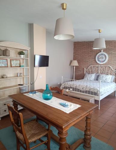 エル・プエルト・デ・サンタマリアにあるÁtico Vicario 11のテーブルとベッドのあるリビングルーム