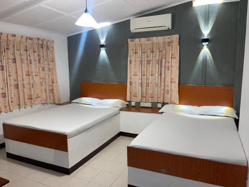 due letti singoli in una stanza con due finestre di Selagala Resort a Anuradhapura