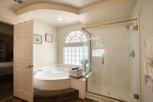 Un baño de home suite in perfect location