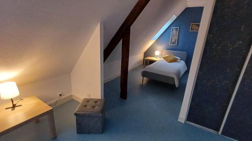 - une chambre avec un lit et une table dans l'établissement La Bonnerie, Les Combles, La Bouexière, à La Bouexière