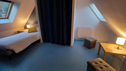 une chambre d'hôtel avec un lit et une fenêtre dans l'établissement La Bonnerie, Les Combles, La Bouexière, à La Bouexière